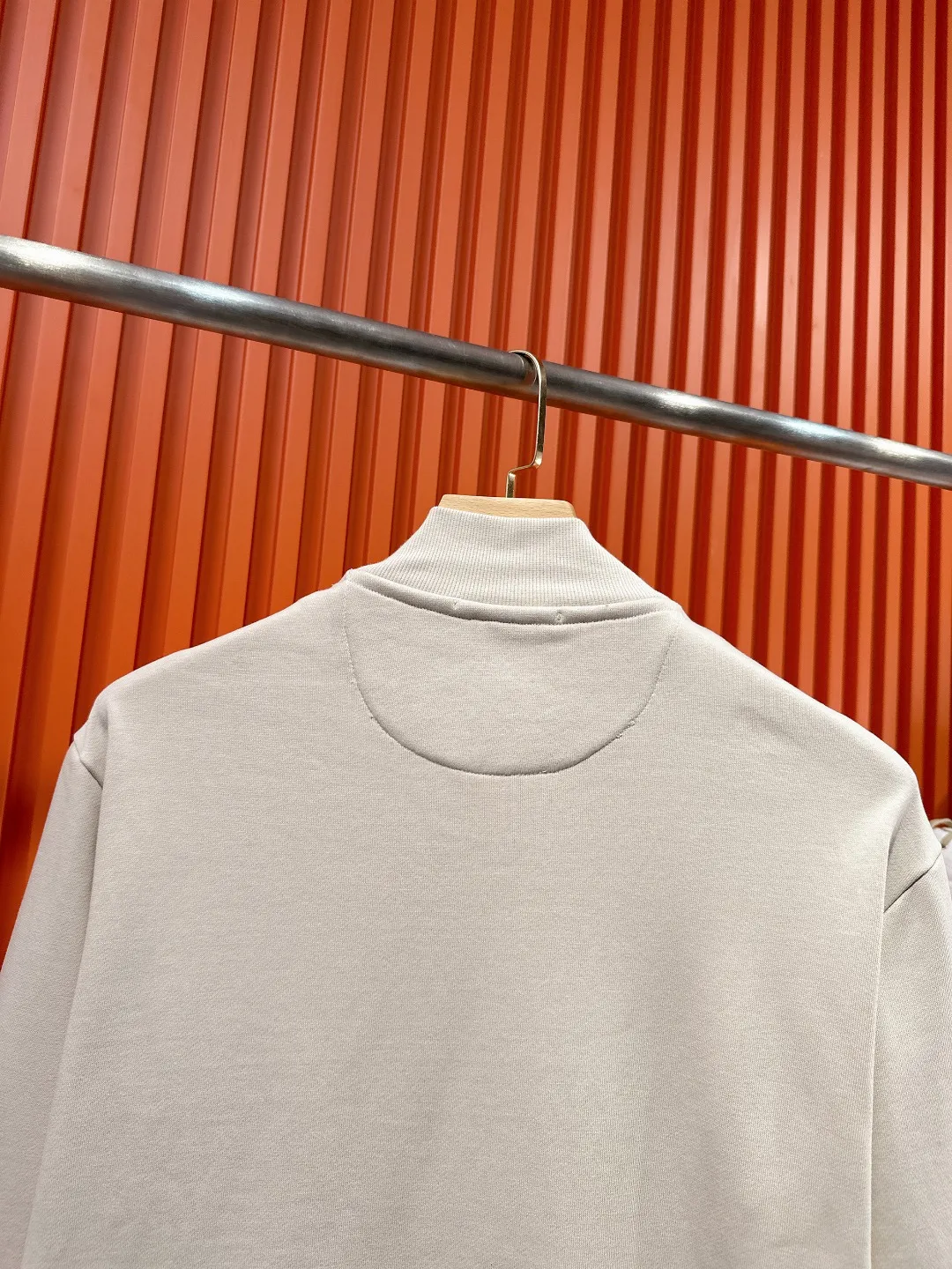 BRUNELLO CUCINELLI BC Brunello Cucinelli Slightly wide version S-XL 26ss BC Lion Ball Micro Badge New product top fashion counter model Super explosive super silky plain 🪡Embroidered jacket🧥 Exquisite heavy craftsmanship round neck short sleeves It can be said that the counter model is very mature in integrating trend elements. Exquisite craft counter fabrics, blended with top elements, Classic short sleeves with 3 labels, trendy men's fashion, unparalleled comfort in terms of upper body comfort, can be said to be a must-have for summer. The black and white colors are carefully crafted as the main body. Against the pure black background, it seems to reveal a mysterious atmosphere from the starry sky. The softest material and fabric used can perfectly soothe every inch of skin and provide an excellent touch experience. The organic combination of style and craftsmanship makes the matching experience more complicated. Whether it is worn as an inner layer or worn alone, it is a very ingenious piece ~ worth buying! ! Plant grass online~~Highly recommended! ! ! Color: Apricot Gray Size chart: S: Shoulder width 51-Bust 56-Length 69 M: Shoulder width 52.5-Bust 58-Length 71 L: Shoulder width 54-Bust 60-Length 73 XL: Shoulder width 55.5-Bust 62-Length 75